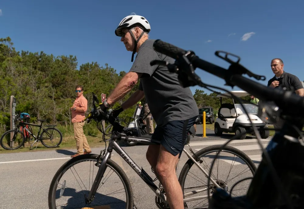 Joe Biden a căzut de pe  bicicleta. Cum se simte președintele SUA - VIDEO