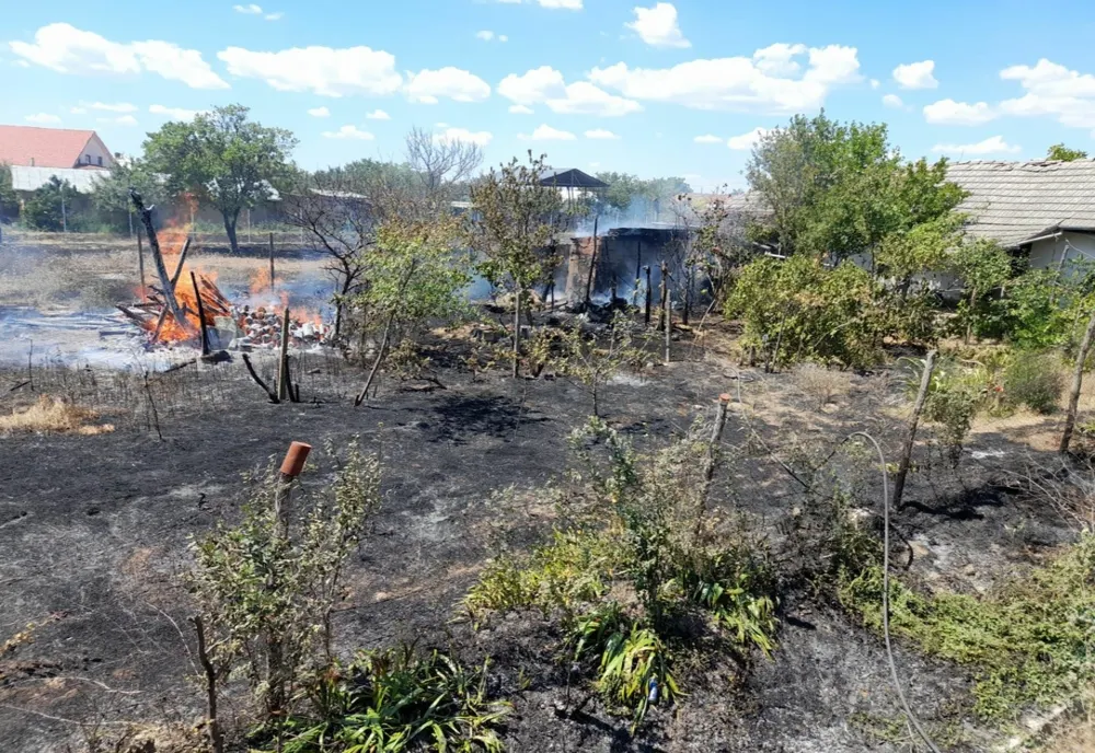 FOTO Incendiu de proporții, izbucnit de la o țigară aruncată aiurea