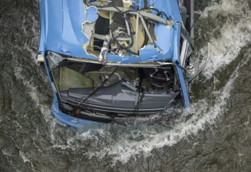 Cinci oameni au murit în Spania după ce un autocar a căzut într-un râu