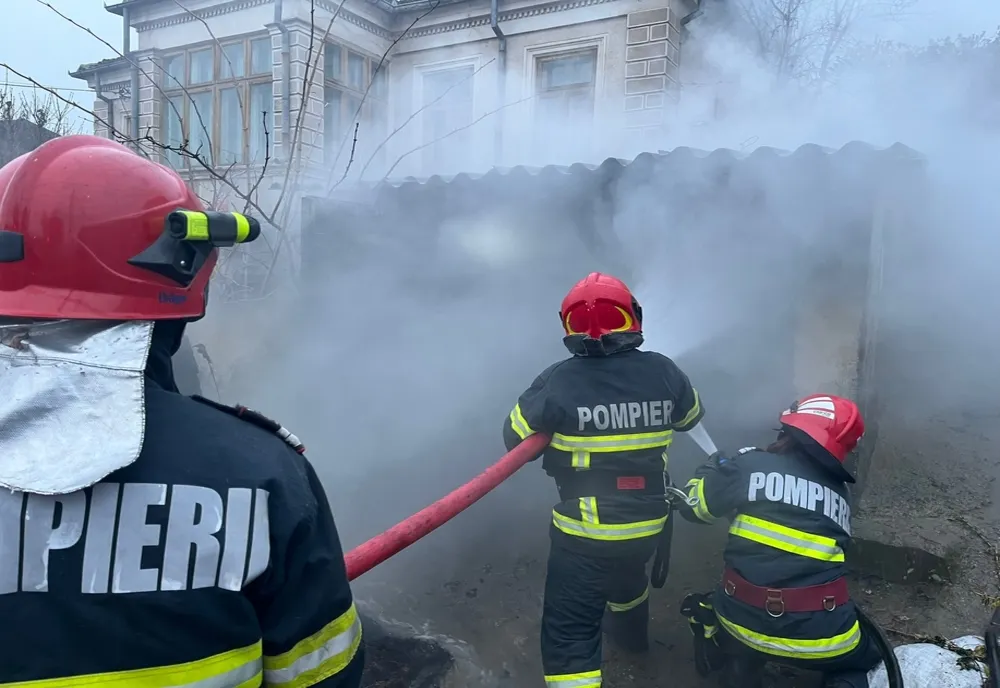 FOTO VIDEO Incendiu violent, pericol de extindere