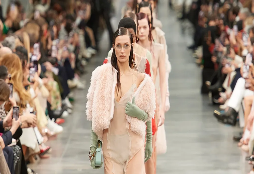VIDEO| Săptămâna Modei la Milano. Prada înflorește, Emporio Armani strălucește