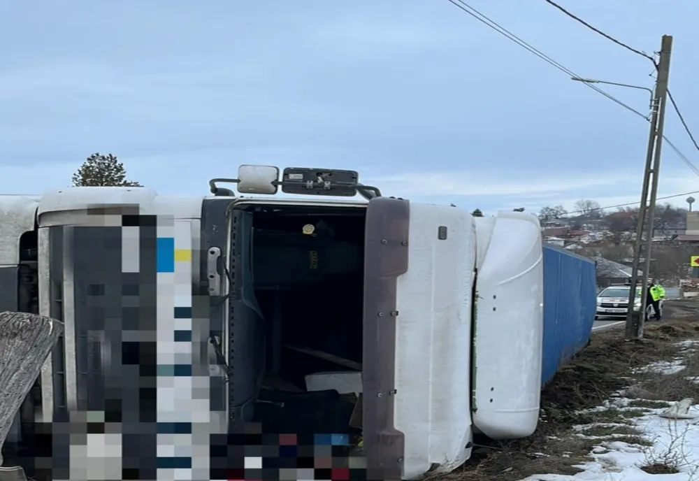 Un șofer ucrainean s-a răsturnat cu TIR-ul pe DN22