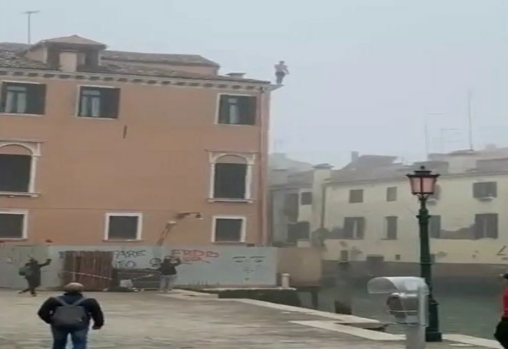 VIDEO Viral. Un tânăr se aruncă de pe un bloc într-un canal din Veneţia. Primar: "Ar trebui să primească certificat de prostie"