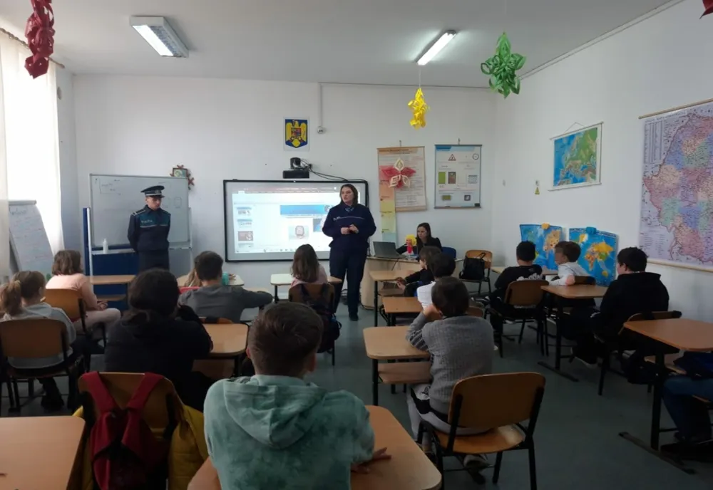 De vorbă cu elevii privind bullyingul, traficul și consumul de droguri