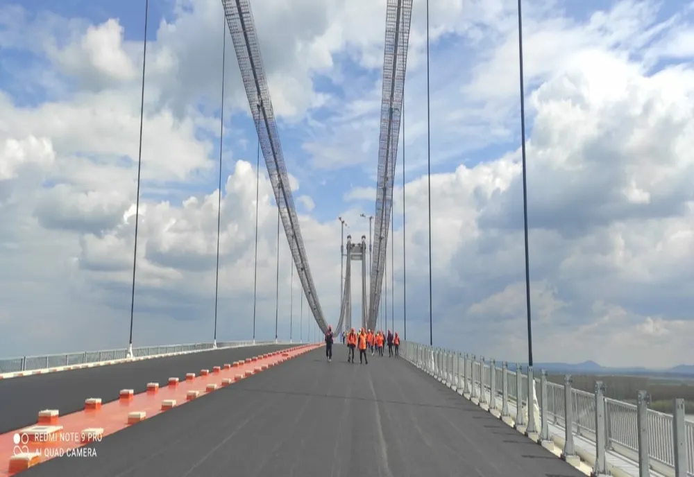 Foto: Lucrările la Podul Suspendat peste Dunăre avansează 