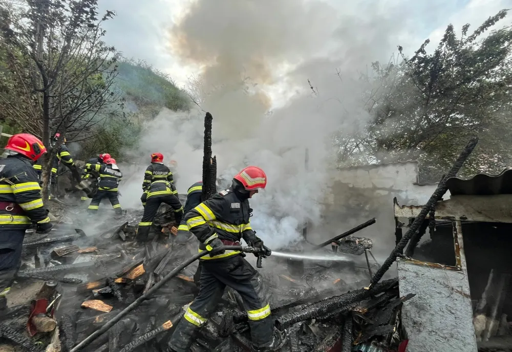 VIDEO Incendiu violent! Au rămas fără lemne pentru iarnă