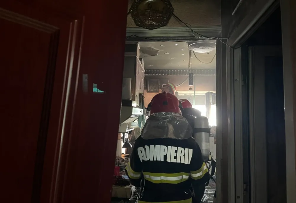 VIDEO Incediu garsonieră în municipiul Tulcea. Un bărbat la spital