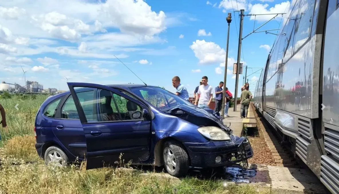 Mașină lovită de tren în județul Constața