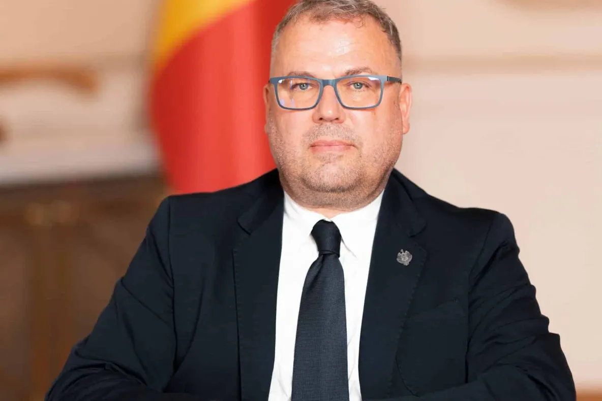 Florin Popovici (deputat AUR): „Suveranitatea nu se declară, se finanțează. România este la o treaptă de categoria „junk”, iar costul neîncrederii îl plătesc românii din facturi. Cer fișa de impact pe serviciul datoriei și oprirea listării activelor strat