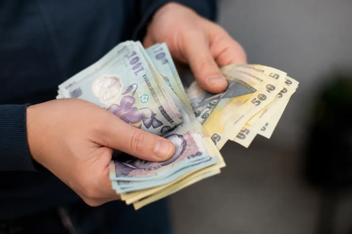 Salariul minim, anulat de inflația de 10,4%: românii pierd lunar până la 500 de lei