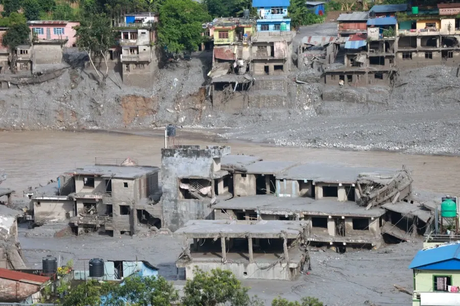 Bilanț dramatic după viiturile din Nepal și China: cel puțin 919 morți și aproape 4.800 de dispăruți, printre aceștia și turiști
