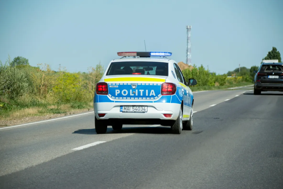 Fetiță de 6 ani găsită inconștientă în locuință, în Vrancea. Ce au descoperit polițiștii