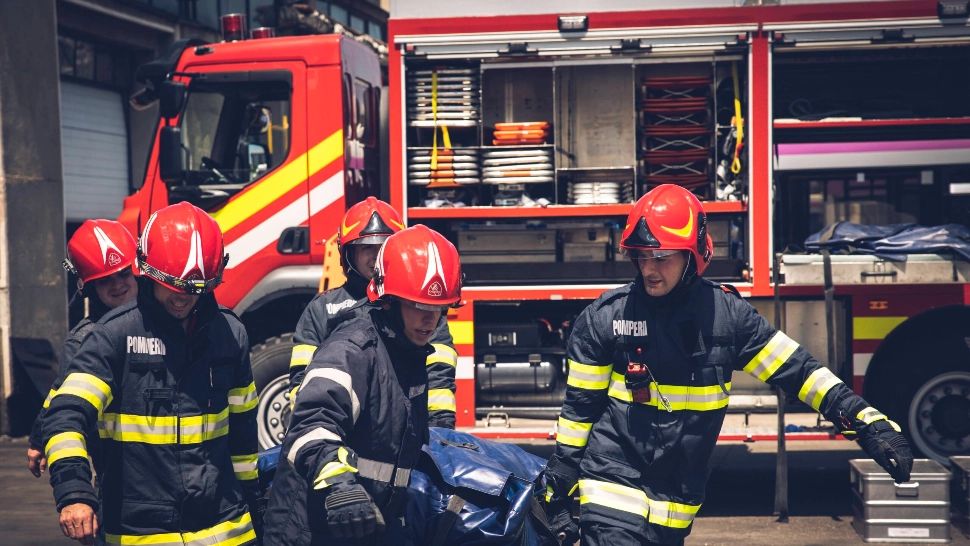 Incendiu într-un apartament din Tulcea: o femeie a fost transportată la spital / VIDEO