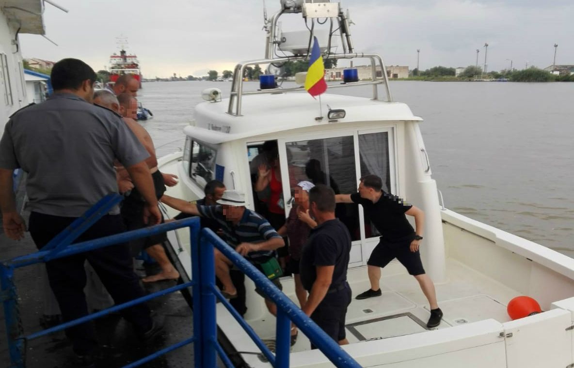 Opt turişti răsturnaţi cu ambarcaţiunea, salvaţi de poliţiştii de frontieră