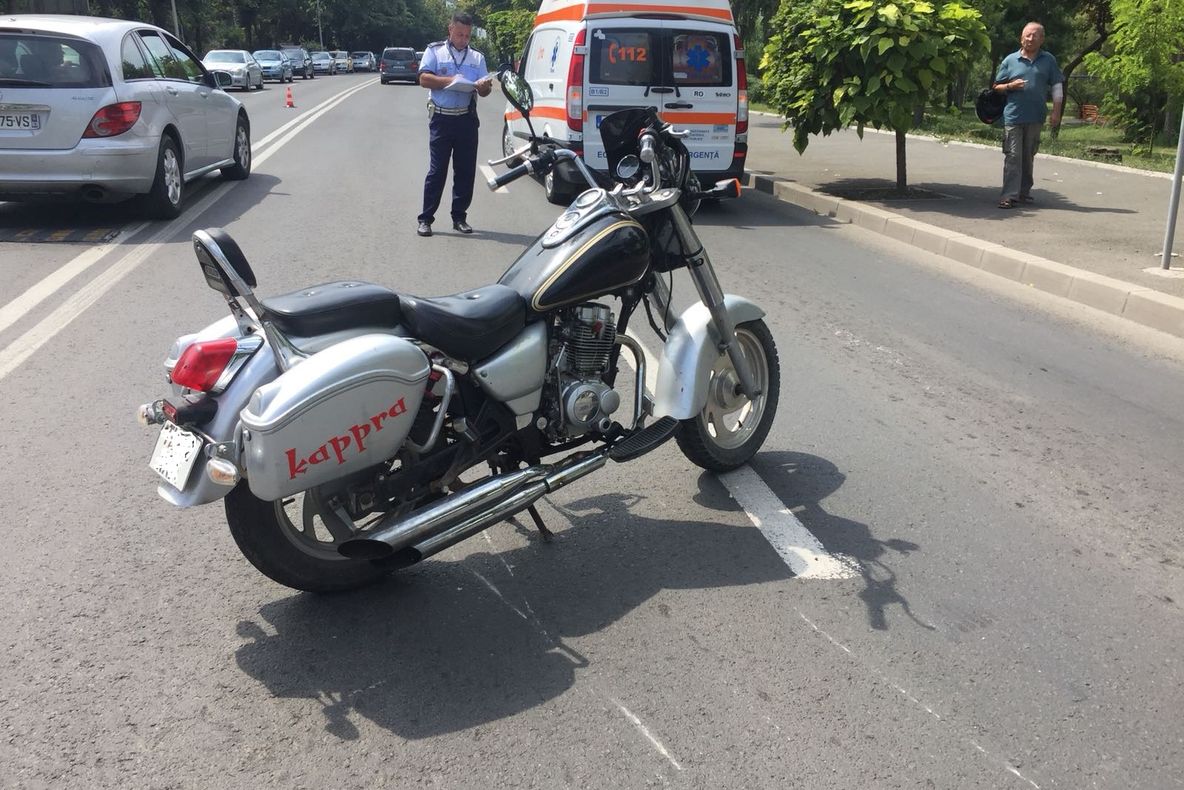 Pensionar tăvălit de o motocicletă pe trecerea de pietoni