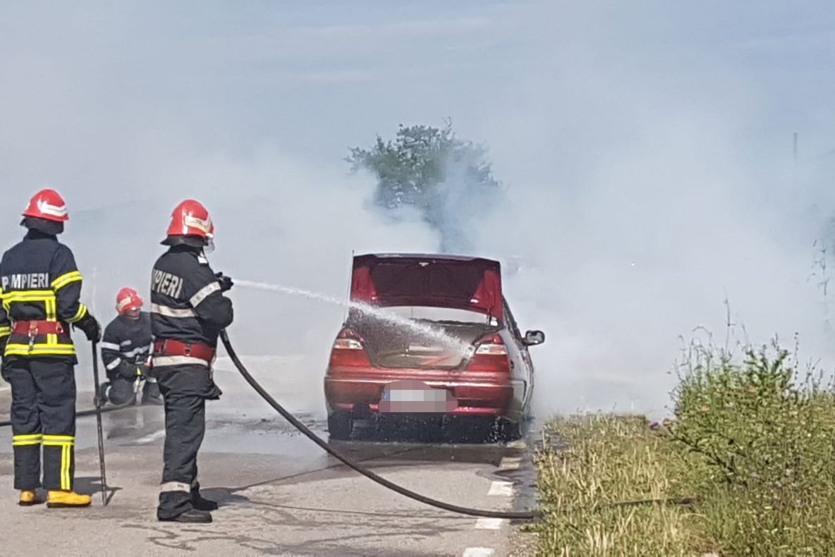 O mașină s-a aprins în trafic, lângă Frecăței