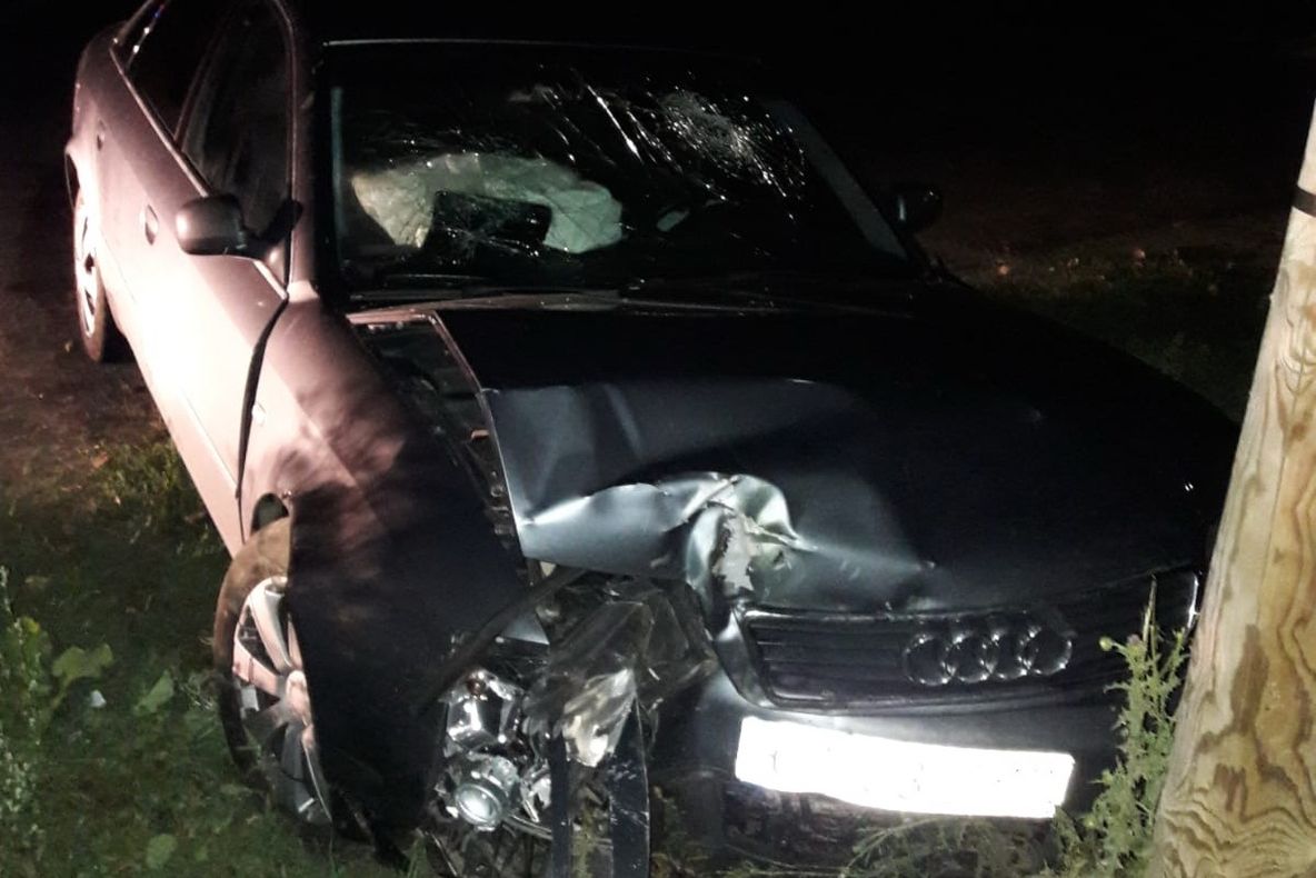 A intrat cu maşinaîn copac, la Baia. Două persoane au fost rănite