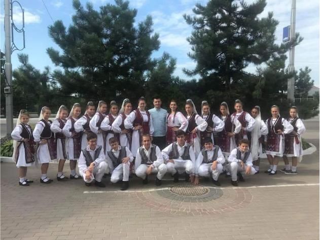 De la Casimcea  la Cernăuți, " În grădina cu flori multe"!        