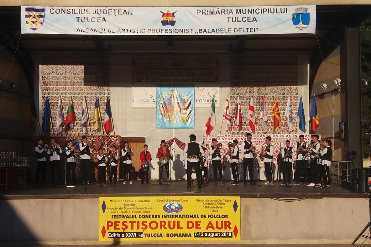 Ansamblurile  „Hora” şi  „Muguraşii Brâncovenilor” şi-au împărţit Trofeul „Peştişorul de Aur”, 2018