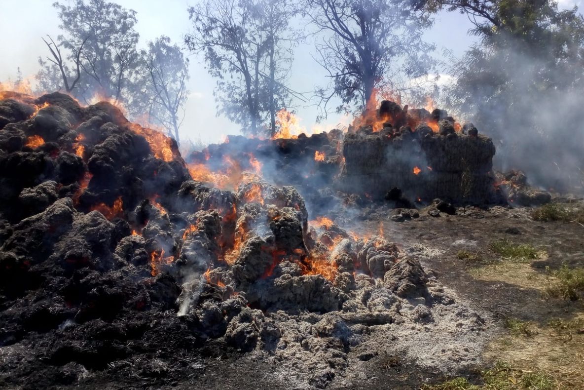 250 de baloţi de paie au ars la Turda. O bătrână de 80 de ani, dusă la spital cu atac de panică