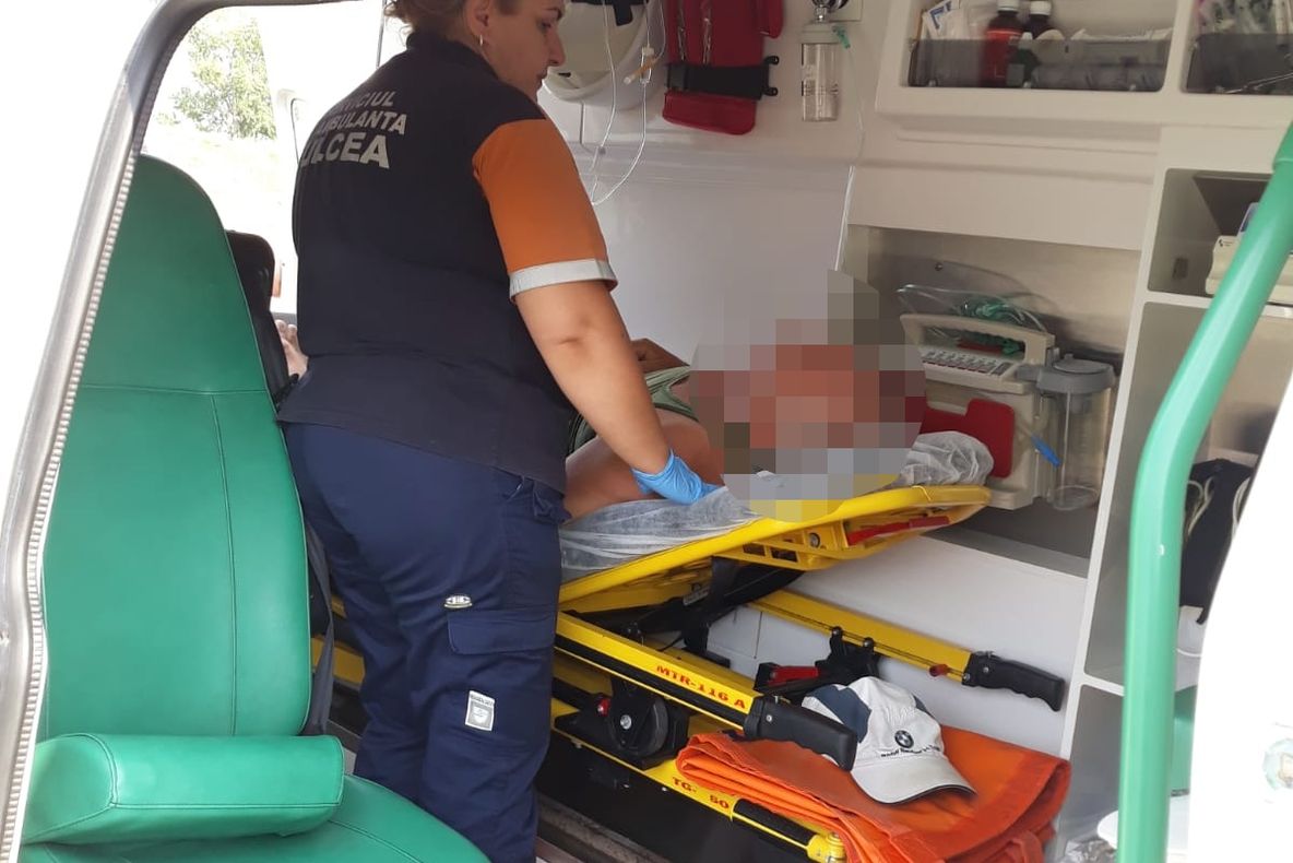 Bărbat în şoc anafilactic, înţepat de o insectă, salvat de pompierii din Măcin