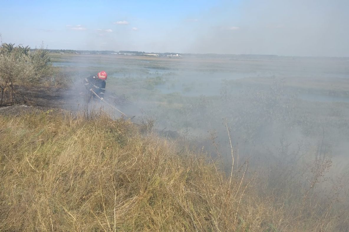 Pompierii din Măcin au stins la timp un incendiu care amenința să se extindă