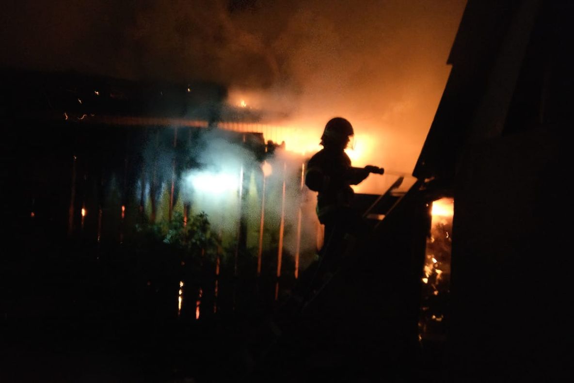 Incendiu violent în miez de noapte, lichidat după trei ore