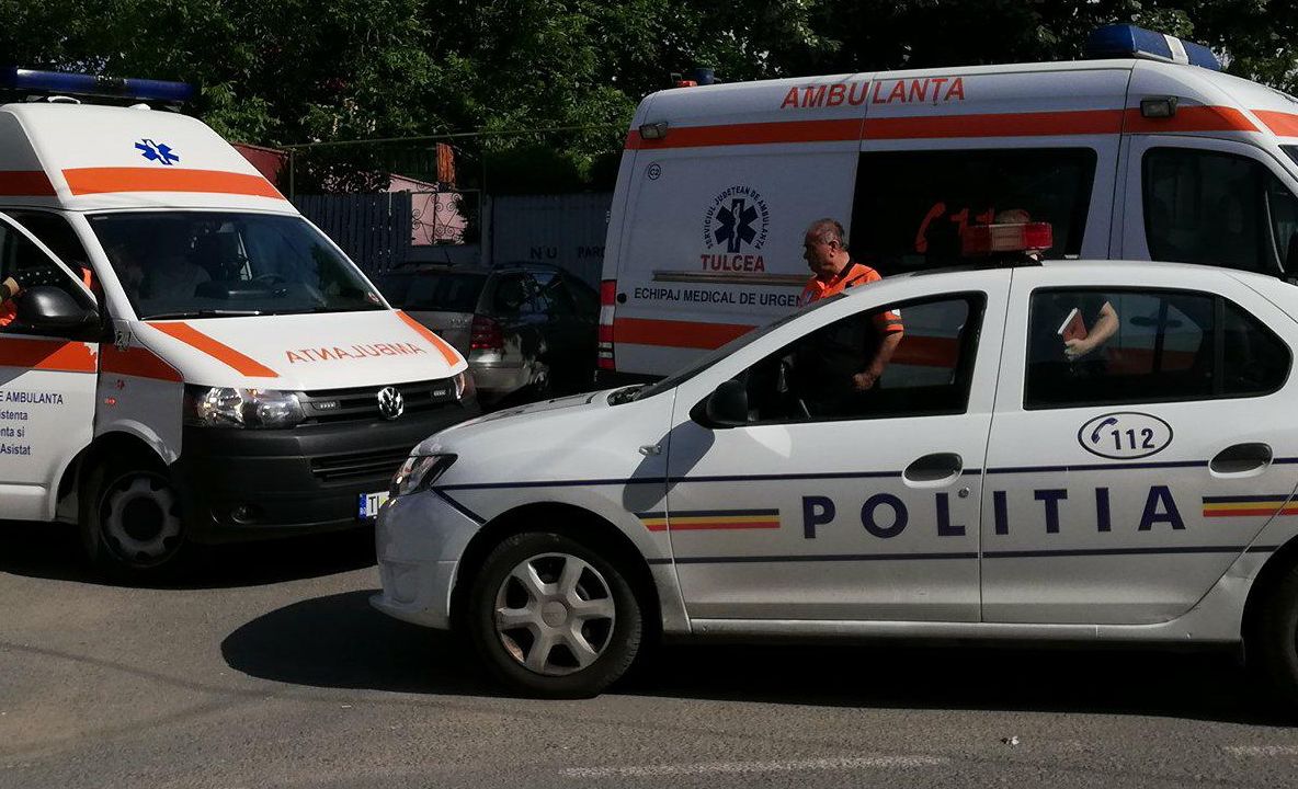 Un muncitor a murit după ce a căzut în cap de la înălţime