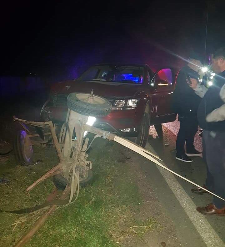 O căruţă nesemnalizată a fost făcută zob de un SUV