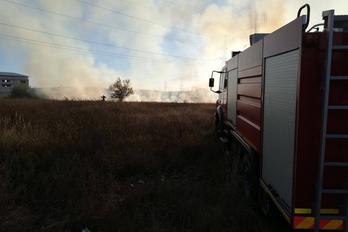 Oameni iresponsabili dau foc la vegetaţia de pe câmp. Pompierii sunt solicitaţi zilnic!