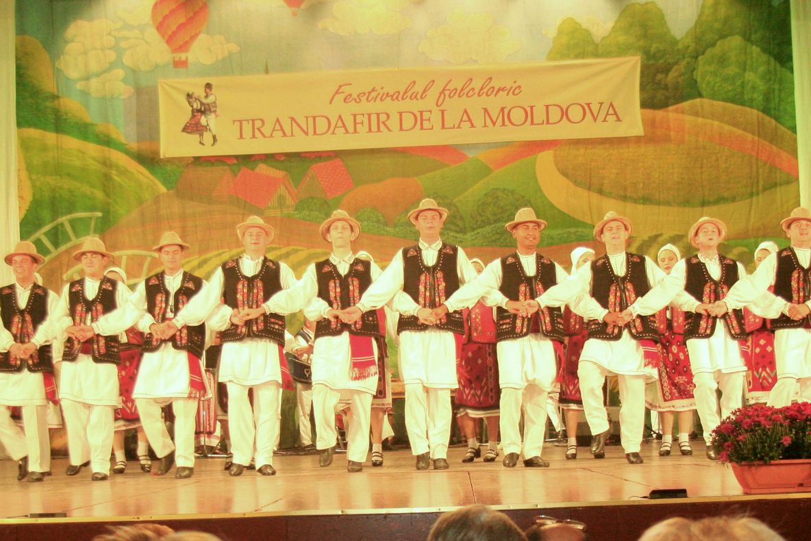 Ansamblul „Baladele Deltei”, la Festivalul folcloric internațional  „Trandafir de la Moldova”   