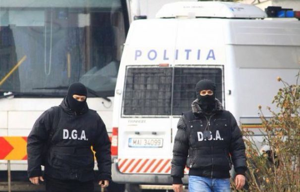 Doi poliţişti din Ciucurova, reţinuţi pentru luare de mită