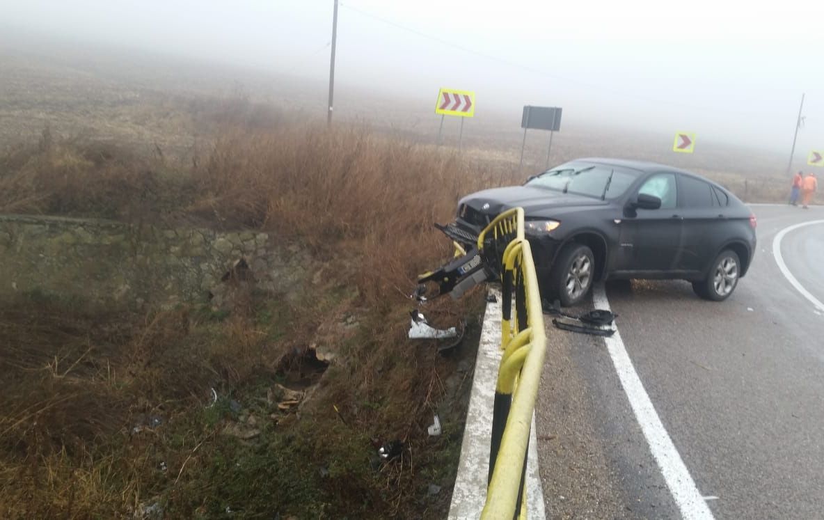 Accidente din cauza neadaptării vitezei. Un șofer s-a înfipt într-un cap de pod, altul s-a răsturnat