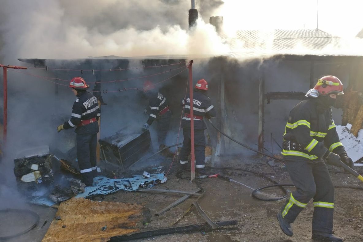 Incendiu la o casă din municipiu. Două persoane preluate de SMURD