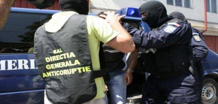 DGA lovește din nou în mafie! Un polițist și un angajat RAR, reținuți!