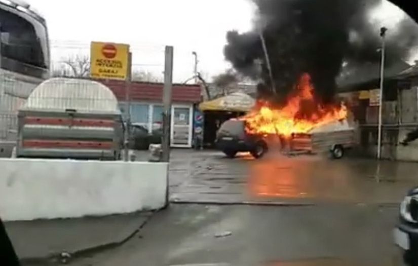 Arde o mașină chiar lângă o benzinărie din E3