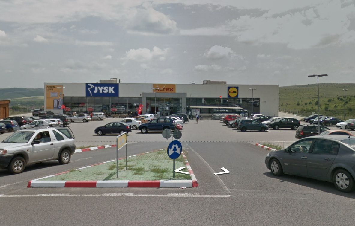 A fost spart magazinul Altex de la intrarea din oraş. Hoţii, cu cagule, au dispărut în două minute cu mai multe telefoane mobile