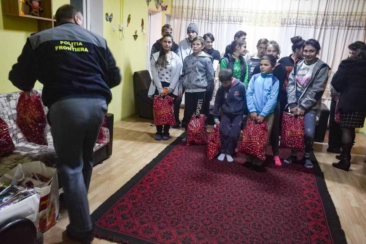 Moş Nicolae a venit la Centrul de plasament Somova, în uniformă de Poliţie de Frontieră