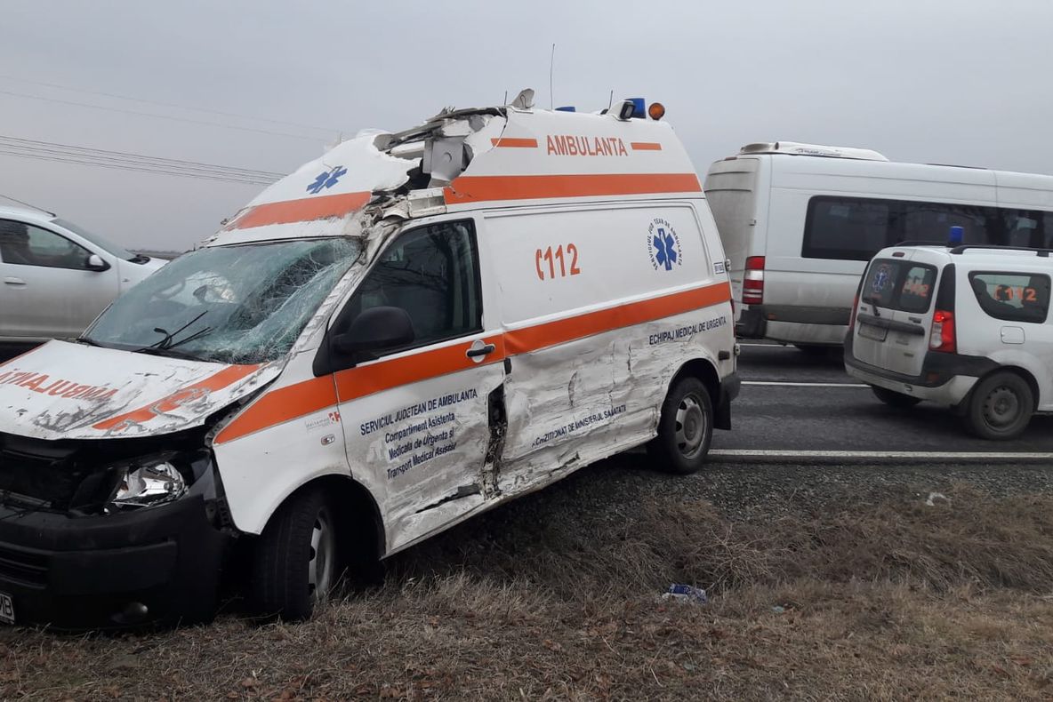 Ambulanţă din Tulcea în misiune, implicată într-un accident în drum spre Constanţa. Asistenta a fost rănită