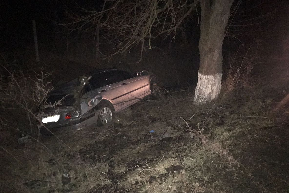 O persoană a fost rănită după ce mașina a intrat în șanț din cauza vitezei