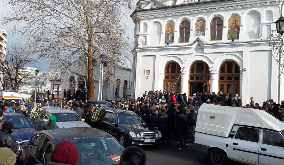 Adi şi Dragoş, conduşi pe ultimul drum de sute de tulceni