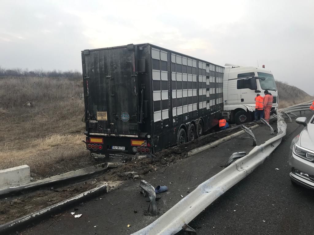TIR răsturnat pe Autostrada 2. Şoferul a adormit la volan