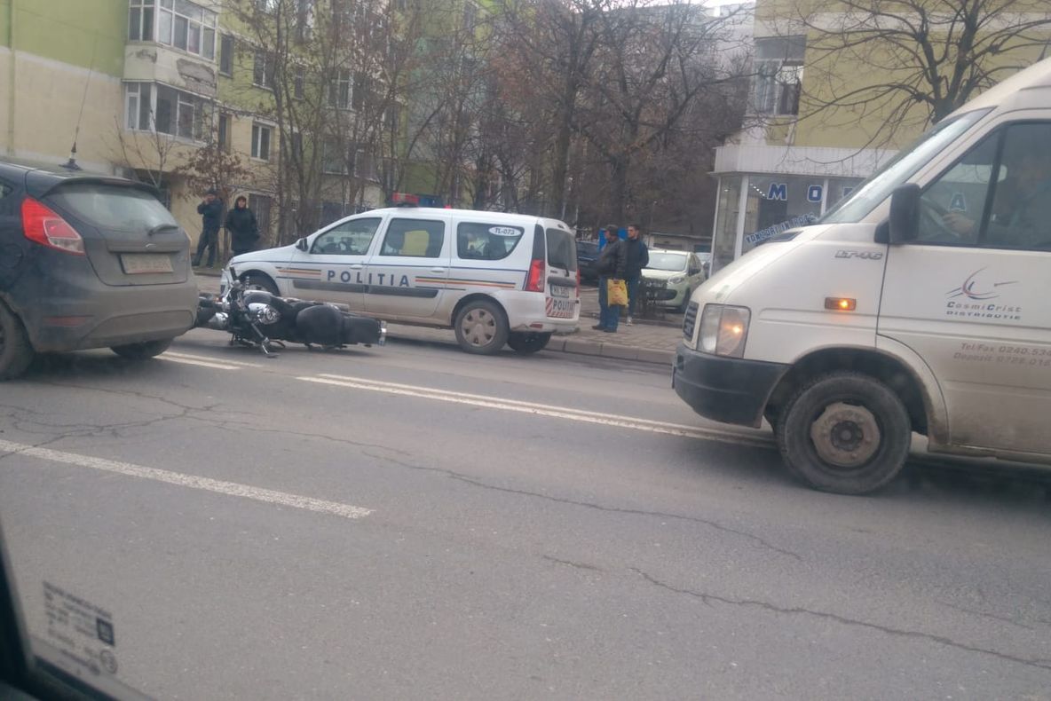 Motociclist de 18 ani luat pe sus de un Hyundai, pe strada Isaccei