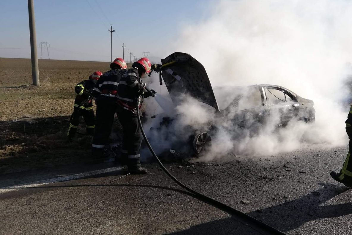 Maşină în flăcări aproape de Nalbant, pe DN 22