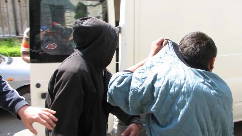 Trei minori de 14 ani au furat un telefon şi 900 de lei de la un bărbat