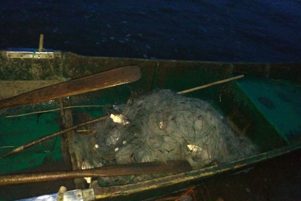 Jandarmii tulceni au ridicat în vederea confiscării 600 de metri de plasă și două ambarcațiuni