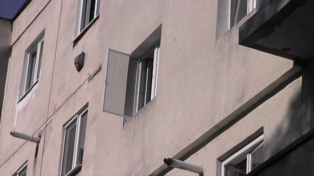 O femeia a murit după ce a căzut de la etajul 3, în timp ce spăla geamurile