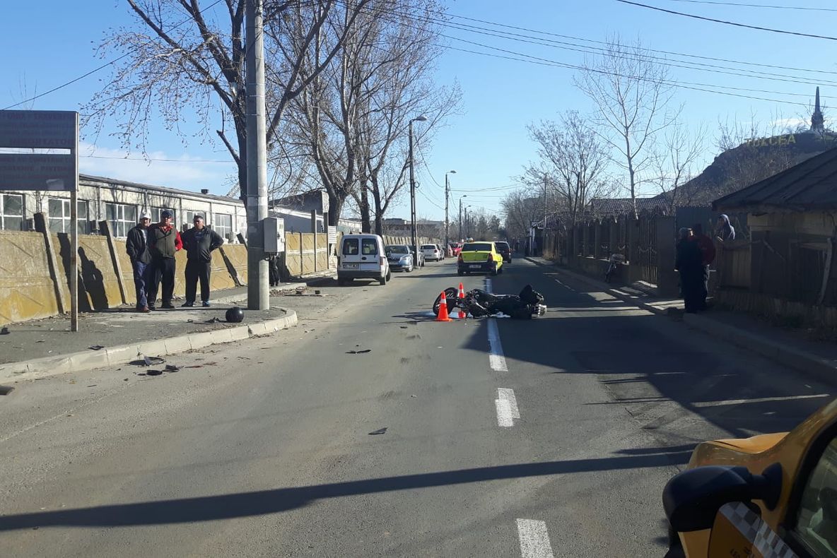 Un motociclist a decedat azi dimineață într-un accident pe strada Grădinarilor. Acesta nu avea permis de conducere