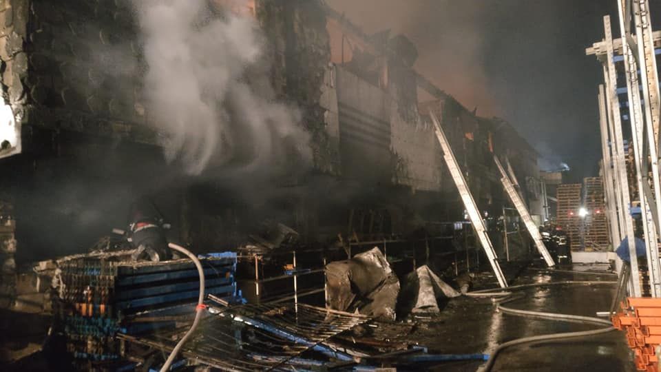 Incendiul de la depozite a fost lichidat la 5 dimineaţa. A ars TOT!
