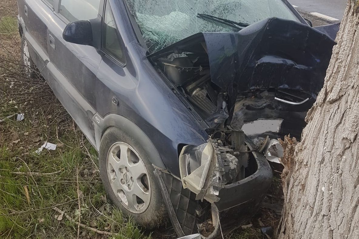 O femeie a intrat cu mașina în copac. Două persoane au fost rănite